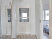 Eteisessä peililiukuovikaapisto.