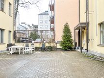 Oleskelualue sisäpihalla.