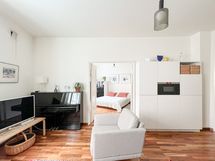 Huoneiston kauniit pariovet johdattavat makuuhuoneeseen.
