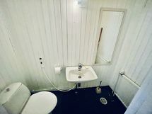 Erillisen yksiön wc