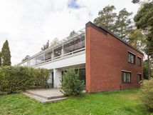 Rauhallinen päätyasunto ja hulppean kokoinen oma aidattu piha.