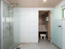 Tyylikäs kylpyhuone.