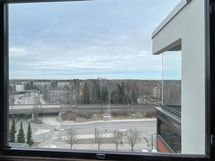 Avarat esteettömät maisemat. Parveke sekä makuu- ja olohuone itään, keittiö pohjoiseen.