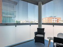 Lasitetulta parvekkeelta on avarat näkymät yli Suviniityn alueen lounaaseen ja luoteeseen.