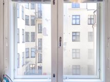 Ikkunasta rauhalliset näkymät yhtiön sisäpihalle lounaaseen.