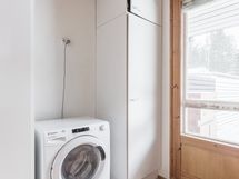 Kodinhoitotilasta on kulku takapihan terassille.