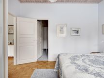 Makuuhuoneesta käynti pesuhuoneeseen