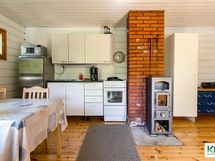 "Vanhan" mökin keittiö.