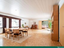 Näkymä eteisestä olohuoneeseen