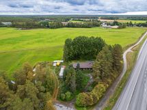 Keskustaan pääsee pyörätietä koko matkan.