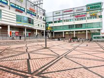 Kauppakeskus Myyrmanni n. kilometrin päässä ja kauppakeskus Isomyyri 600 m.