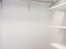 Vaatehuoneessa on runsaasti säilytystilaa