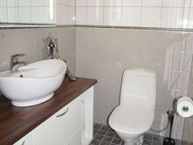 Alakerran erillinen wc