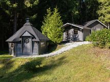 Grillikota, vierasmaja ja takana aittarakennus