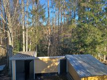 Yläkerran makuuhuoneen ikkunanäkymä metsään