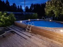 Myyjän kuva uima-altaasta