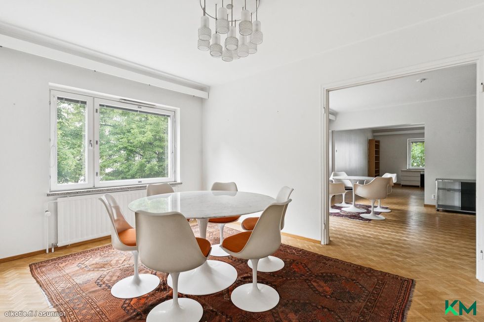 Ruokatila, olohuone ja iso makuuhuone