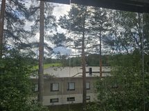 Parveke näkymät olohuoneesta ja ikkunoista.