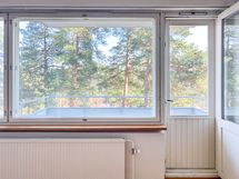 Suurista ikkunoista tulvii sisään luonnon valoa.