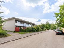 Kadun puolella kadunvarressa parkkitilaa