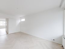 Reilunkokoisessa makuuhuoneessa on tilaa suuremmallekin parisängylle ja esimerkiksi työpisteelle.