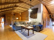 Yläkerran viihtyisä oleskelutila