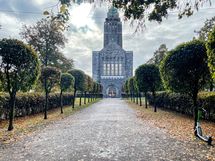 Kallion kirkko komeilee heti vastapäätä taloa.