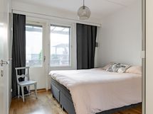 Makuuhuoneesta pääsy sisäpihalle