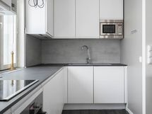 Upea keittiö, astianpesukone on integroitu.