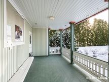 Sisääntulo on katettu ja kuisti on leveä