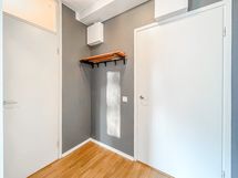 Eteisessä on naulakko ulkovaatteille.