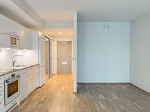 Huoneen puolella on alkovi, jonka mitat ovat noin 120x265.