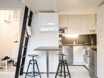 Eteinen, keittokomero ja portaat parvelle