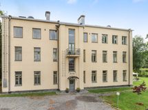 Upseerikuja pihalta päin 