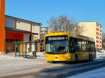 Bussipysäkille kävelee muutamassa minuutissa. Pysäkin vieressä myös Hovirannan uusi koulu.