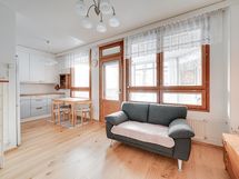 Oleskelutilat yhtä avointa tilaa.