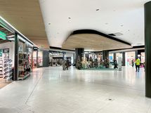 Kauppakeskus Ainoan tavoitat hetkessä ravintoloita, vaateliikkeitä ja ruokakaupat.