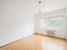 Iso makuuhuone, jossa paljon säilytystilaa.