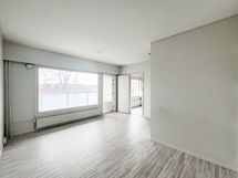 Isoista ikkunoista tulvii ihanasti luonnonvaloa tähän vaaleapintaiseen kotiin.