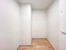 Asunnosta on käynti monikäyttöiseen irtainvarastoon. Varasto ei sisälly asunnon pinta-alaan.