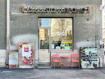 Alakerrassa useita kahviloita ja ravintoloita.