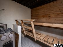 Saunassa on puulämmitteinen kiuas