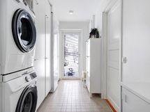 Kodinhoitohuoneesta on oma uloskäynti etupihalle.