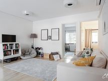 Yläkerran avoin aulatila.