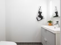 Wc pukuhuoneen yhteydessä