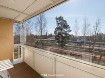 Lasitetulta parvekkeelta avarat näkymät