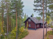 Uljas päärakennus sijaitsee mäen päällä.