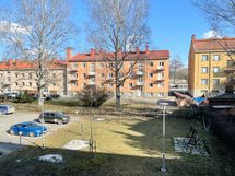 Kahdesta makuuhuoneesta on näkymät sisäpihan suuntaan