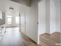 Eteisestä kohti aulaa