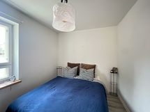 Makuuhuoneessa tilaa parisängylle.